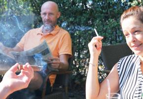 La fumée à l'extérieur des restaurants et cafés peut être une gêne pour beaucoup de clients. DR