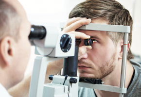 Un simple examen du fond de l’œil permet de détecter des anomalies.