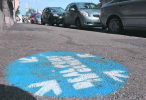 A Plainpalais, des graffitis au sol rappelle aux toxcicomanes les points de rencontre du deal…