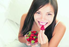 La fraise, un fruit très peu calorique aux multiples vertus. 