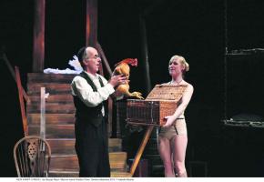 Deux poules jouent dans la pièce de Mein Kampf au Théâtre du Grütli.