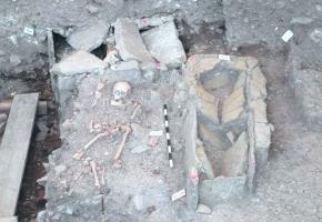 Tombes en dalles et inhumations