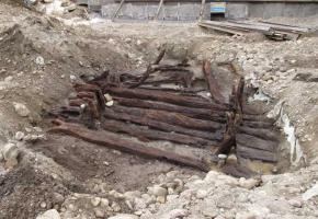 Mis a jour durant les fouilles, des éléments en bois d'une imposante structure d'époque médiévale…