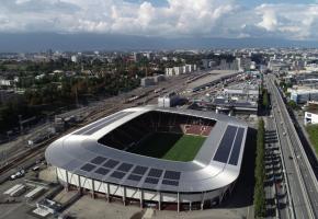 Des panneaux photovoltaïques installés sur le toit du Stade de Genève. FRANçOIS MARTIN/SIG