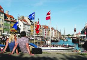 Nyhavn, qui signifie nouveau port, est l’épicentre touristique de la capitale Copenhague.