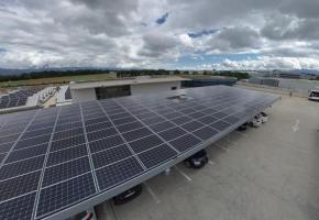 Sur le site des TPG d’En Chardon, 5000 m2 de panneaux photovoltaïques ont été installés. PASCAL BITZ