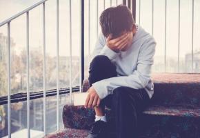 Les enfants et adolescents victimes de cyber-harcèlement souffrent de de troubles anxieux  et de dépression, pouvant parfois mener au suicide. 123RF