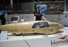 Miss Suisse romande, Souheila, figure parmi les pilotes bénévoles de ce véhicule destiné  à des compétitions de consommation. DR 