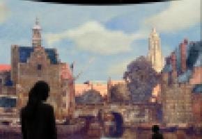 Dans une immense citerne, les parois sont recouvertes des œuvres de Vermeer. SYLLEPSE