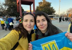 Irina Shevchenko, à droite, accompagnée d’une amie ukrainienne habitant Lausanne sur la place des Nations samedi 5 mars. DR