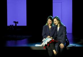 Céline Nidegger et Aurélien Gschwind, dans «Unité modèle», un spectacle écrit par Guillaume Corbeil. MéLANIE GROLEY