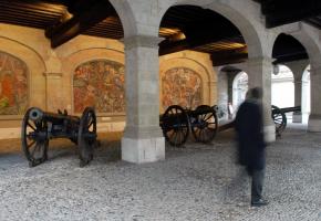 Derrière les canons de la Vieille-Ville, trois fresques représentent des périodes-clés de l’Histoire de Genève. DR