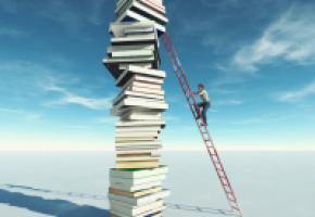 L’acquisition d’une connaissance approfondie de ses propres valeurs passe par des milliers de lectures. 123RF