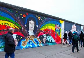Redécouvrir l’histoire en parcourant l’East Side Gallery, composée de graffitis recouvrant  1,3 km d’un tronçon de l’ancien mur de Berlin. 123RF 