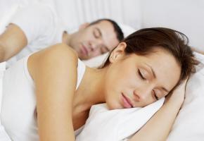 Dormir bien et suffisamment est essentiel à notre santé. ISTOCK/VGAJIC 