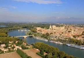 Avignon est aussi une escale pour les croisières fluviales sur le Rhône. ALAIN HOCQUEL-ADDT VAUCLUSE Œnotourisme en Solex électrique. TERRAVENTOUX L’entrée des mines d’ocre de Bruoux à Gargas. ALAIN HOCQUEL-ADDT VAUCLUSE 