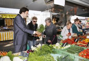 Le conseiller administratif, Guillaume Barazzone achète ses carottes au marché. DR 