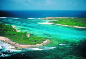Les îles de Petite-Terre dépendent de La Désirade et sont un ensemble écologique marin et terrestre classé réserve naturelle intégrale. COMITé DU TOURISME ÎLES DE GUADELOUPE La baie des Saintes. La Désirade, une seule route et des sentiers protégés. 