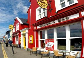 Dingle aligne un nombre considérable de bars et restaurants. Un étal spectaculaire à la Little Cheese Shop de Dingle. Le somptueux panorama de la Péninsule du Kerry. 