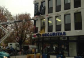 Ici l’immeuble Securitas à l’avenue du Mail: tags, vitre cassée, peinture sur la chaussée… DR 