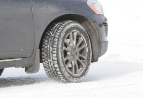 Lorsque le mercure descend en dessous de 7 degrés, il convient d’équiper son auto de pneus d’hiver. DR 