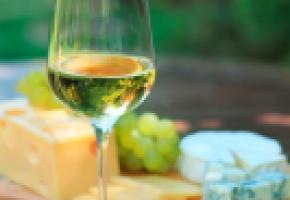 Pour accompagner le fromage, le vin rouge peut être remplacé par un blanc liquoreux. 123RF
