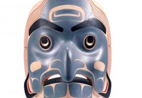 Masque en bois d’aulne du chef des saumons Amiilgm Sm’ooygidm Hoon (Alaska). MEG/J.WATTS