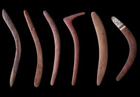 L’exposition consacrée à l’Australie présente boomerangs et objets utilitaires. MEG/J.WATTS 