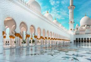 La Grande Mosquée Cheikh Zayed est une merveille architecturale. DR Abu Dhabi, un émirat au cœur du désert. DR L’esprit oriental est encore intact dans l’émirat. DR 