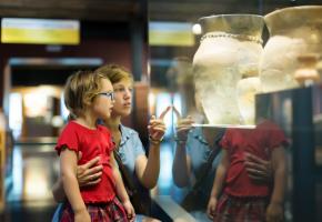 En famille, la joie d’apprendre et de s’étonner dans un musée. 123RF/IAKOV FILIMONOV 