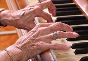 Durant douze mois, des retraités suivront un entraînement intensif de piano. 123RF/DIRK DE KEYSER 
