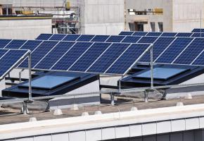 L’Office des bâtiments de l’Etat gère 1700 immeubles où il est possible d’installer  des panneaux photovoltaïques. 123RF/EMALPHOTO 