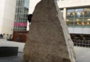 La pierre, qui trônait sur la plaine de Plainpalais depuis 1982, a trouvé sa place  sur l’esplanade d’Uni-Mail (médaillon). DR/AM