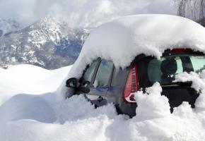 Un bon conseil: dégager la neige sur toute la voiture avant de rouler. 123RF/ RRRAINBOW 