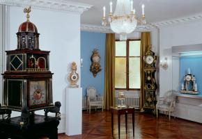 Le salon de l’ancien Musée de l’horlogerie et de l’émaillerie situé dans la Villa Bryn Bella, 