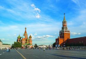 L’emblématique place Rouge avec, à droite, le Kremlin, symbole du pouvoir, et, à gauche, la cathédrale Saint-Basile. 123RF/STANISLAV ETVESH