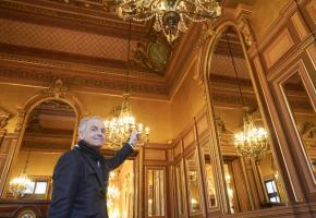 Rémy Pagani est fier de dévoiler le résultat de trois ans de minutieux travaux de restauration et, un brin cocardier, de pointer au plafond l’écusson de la Ville de Genève. CHRISTIAN BONZON