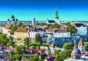 Tallinn, la capitale de l’Estonie, avec sa forteresse et ses clochers gothiques. Jusqu’en 1918, elle s’appelait encore Réval. 