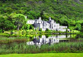 Le château de Kylemore, avec son église néo-gothique et ses jardins victoriens, est un des principaux lieux touristiques de la région du Connemara.    