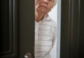 Avant d’ouvrir sa porte, la personne âgée doit vérifier auprès de l’entreprise la véracité  de l’intervention. 123RF