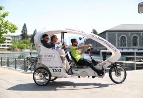 Le vélo-taxi permet aussi aux touristes de visiter Genève autrement. TAXIBIKE