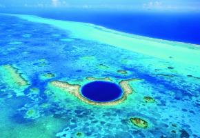 Le Great Blue Hole est un cénote sous-marin situé au large de la côte du Belize. DR