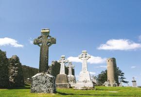 Le cimetière du monastère irlandais de Clonmacnoise, fondé en 544.