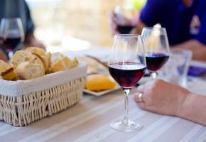 Le vin rouge domine la consommation mondiale avec une part de marché à 55%. DR