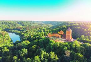 Outre les trois capitales incoutournables, Tallinn, Riga et Vilnius, les amateurs de nature seront comblés. Ici, le parc naturel de Gauja avec le château de Turaida. 123RF/RONSTIK