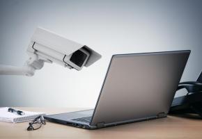 Une surveillance permanente par des logiciels espions est réputée attenter à la santé des travailleurs. 123RF/BRYAN JACKSON