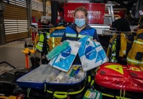 La sapeuse ambulancière Marine Dubuis nous dévoile le matériel  pour la prise en charge  d’un patient positif au Covid-19. La pochette «C43» contient le kit de première nécessité. 