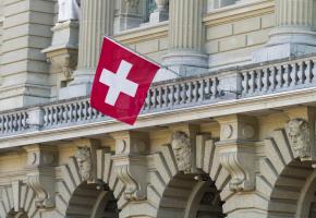Le drapeau suisse sur la façade du Palais fédéral. Sans la confiance, notre pays n’existerait pas. 123RF/WILLIAM PERUGINI 