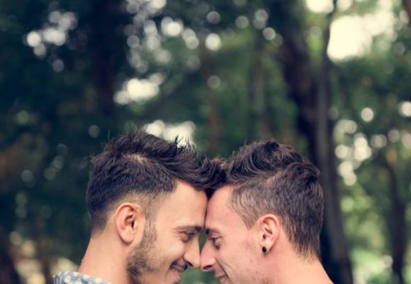 Les personnes homosexuelles sont nettement plus exposées aux violences psychologiques. 123RF