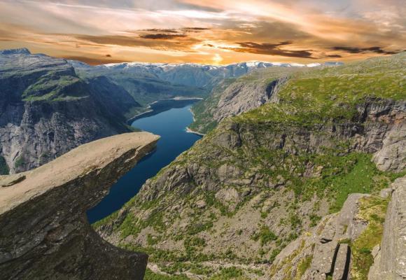Près de huit fois plus étendue que la Suisse, la Norvège compte moins d’habitants. 123RF